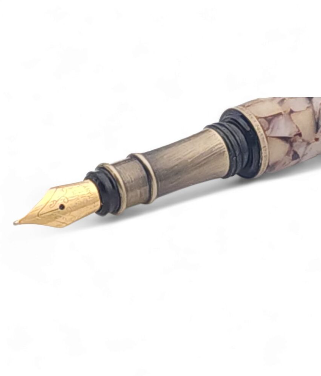 עט נובע יוקרתי בסגנון רטרו – שילוב של נוסטלגיה, עיצוב ואומנות עכשווית