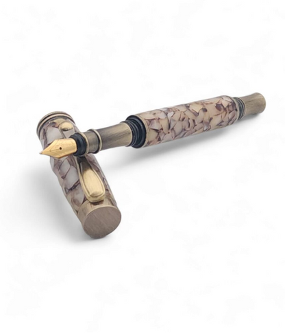 עט נובע יוקרתי בסגנון רטרו – שילוב של נוסטלגיה, עיצוב ואומנות עכשווית