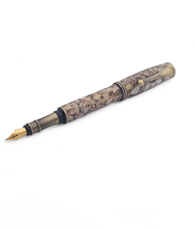 עט נובע יוקרתי בסגנון רטרו – שילוב של נוסטלגיה, עיצוב ואומנות עכשווית