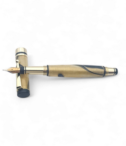 עט נובע בעבודת יד – דגם קלאסי מוזהב | יוקרה מדויקת למי שמבין בכתיבה