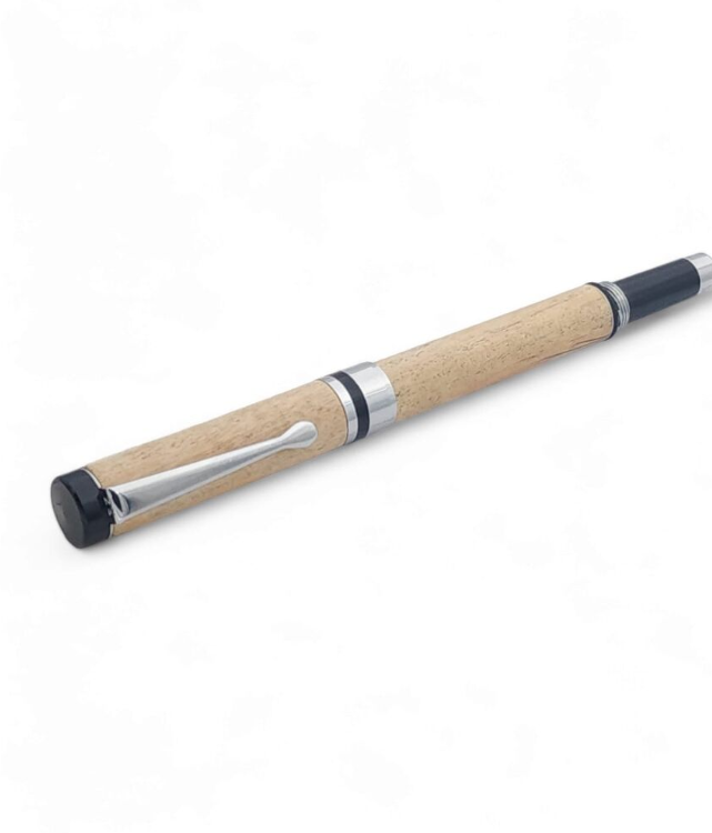 עט נובע קלאסי – גוף עץ טבעי בגימור כרום | כתיבה עם שורשים