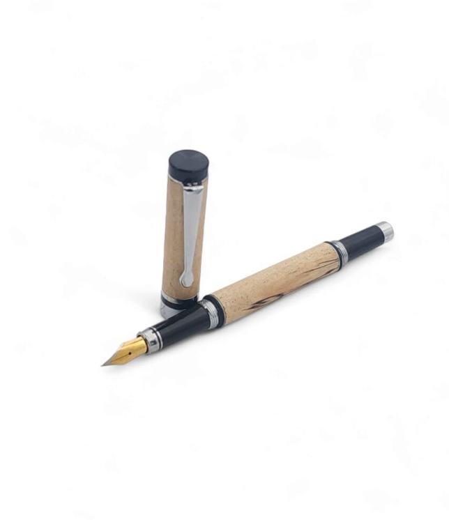 עט נובע קלאסי – גוף עץ טבעי בגימור כרום | כתיבה עם שורשים