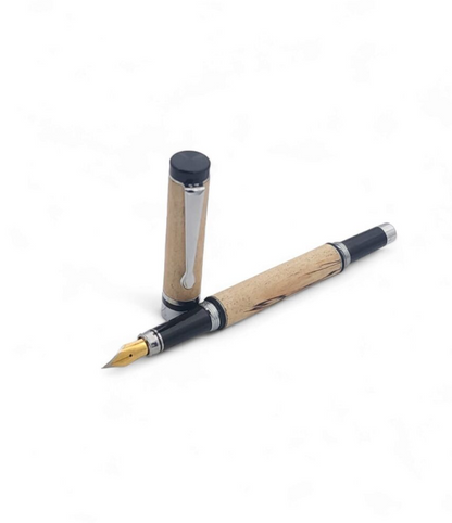 עט נובע קלאסי – גוף עץ טבעי בגימור כרום | כתיבה עם שורשים