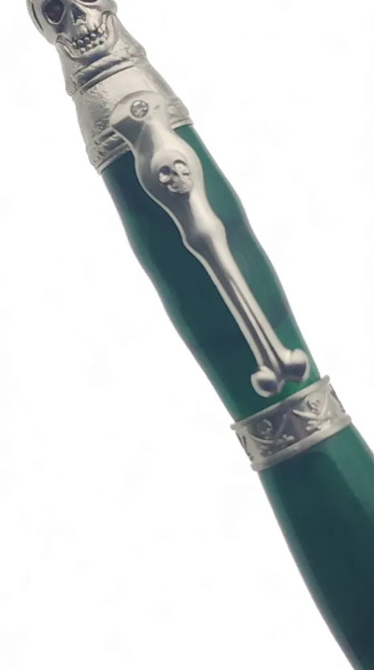 עט פיראטים בעבודת יד – גולגולת, עצם ועיניים לוחשות סוד ☠️