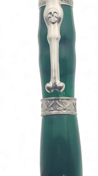 עט פיראטים בעבודת יד – גולגולת, עצם ועיניים לוחשות סוד ☠️