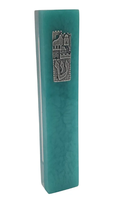 מזוזה בצבע טורקיז בעבודת יד עם תבליט כסף של חומות ירושלים ואות שין, בעיצוב אלגנטי ומרשים מבית Astis-Art, המשלבת סמליות והגנה מסורתית.

