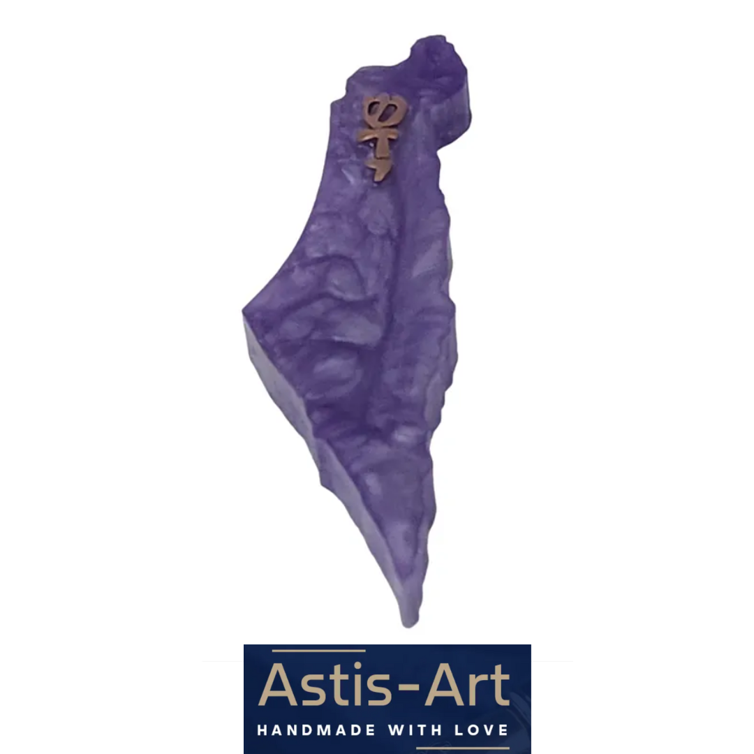 מזוזה בעבודת יד בעיצוב מפת ארץ ישראל, יצוקה באפוקסי בגוון סגול עמוק עם אות שין מוזהבת, מבית Astis-Art – שילוב של אמנות, מסורת ואהבת הארץ.

