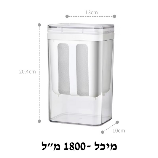 מיכל סינון גבינות בנפח 1800 מ"ל עם מסננת פנימית, עיצוב מלבני שקוף עם מכסה, מידות: 20.4 ס"מ גובה, 13 ס"מ רוחב, 10 ס"מ עומק – מתאים להכנת גבינות ביתיות.

