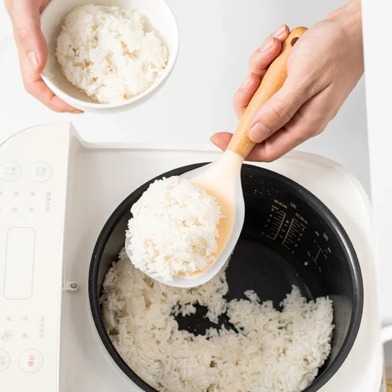 כף סיליקון עם ידית עץ – לא נדבקת ולא שורטת את הסיר!