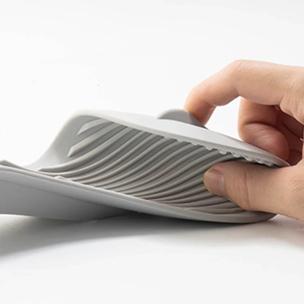 מחזיק כפות מסיליקון עמיד בחום – לסדר וניקיון על השיש!