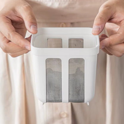 ידיים מחזיקות את מסננת היוגורט מקרוב, מדגימות את מבנה הרשתות הפנימיות לסינון עדין.

