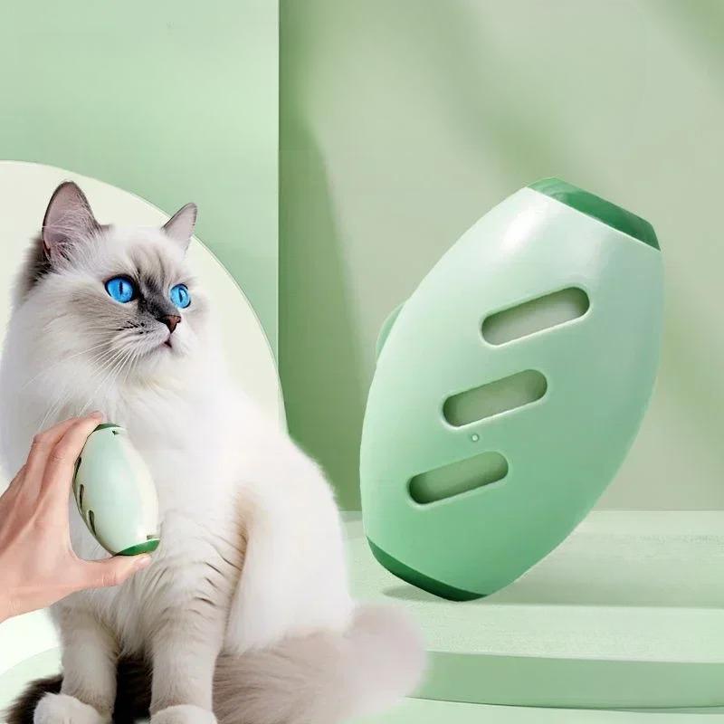 מסיר אבק ושיער לחיות מחמד בצבע ירוק-בהיר, מוחזק ביד ומועבר על פרוות חתול לבן עם עיניים כחולות – פתרון אלגנטי ונוח להסרת שיער ואבק.

