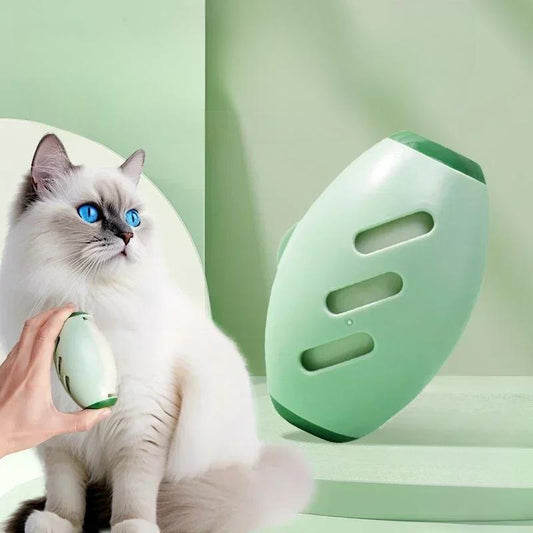 מסיר אבק ושיער לחיות מחמד בצבע ירוק-בהיר, מוחזק ביד ומועבר על פרוות חתול לבן עם עיניים כחולות – פתרון אלגנטי ונוח להסרת שיער ואבק.

